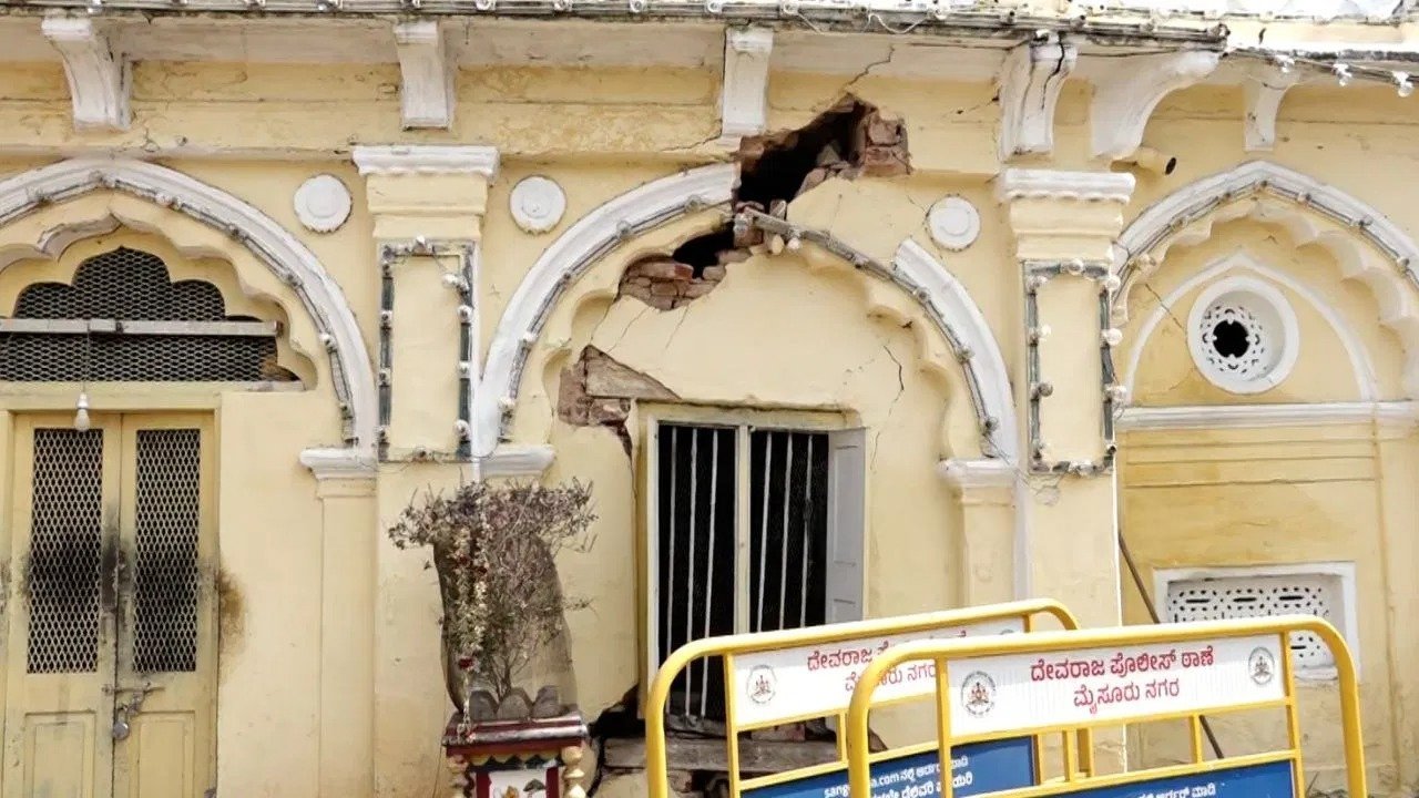 mysuru-palace-main-gate-roof