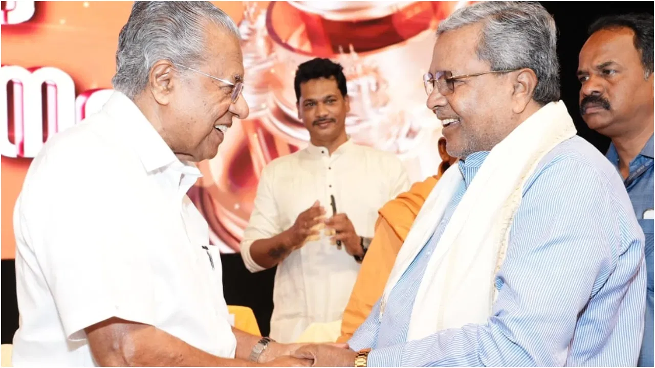 pinarayi-vijayan-shake-hand-with-siddaramaiah